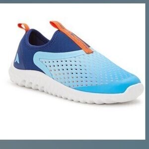 RUGGED SHARK PAIR OF YOUTH BOYS WATER SHOES NEW IN BOX